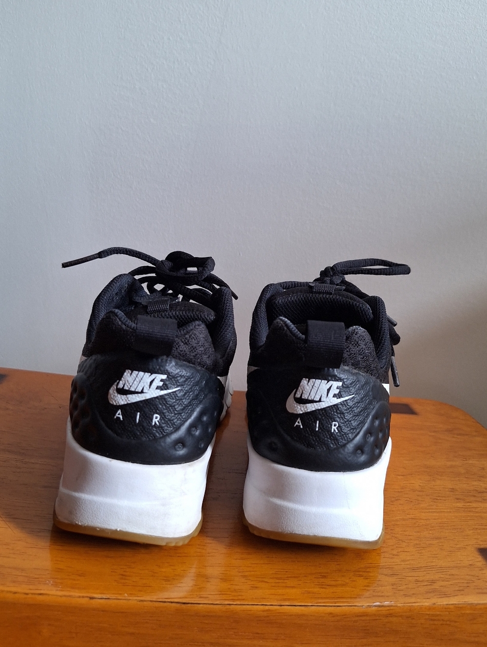 Nike Women's Air Max Motion Sz 6 Black White - Picture 2 of 13